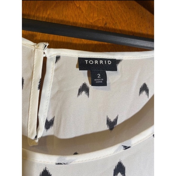 EUC Torrid White Chevron Flutter Sleeve Georgette Blouse - 2X - Picture 7 of 10